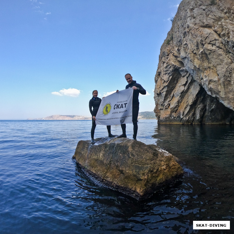 Кожемякина Снежана, Миронов Андрей, теперь этот фрагмент скалы, торчащий из воды, будет называться остров "СКАТ"