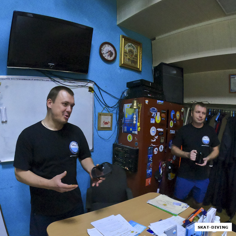 Быченков Дмитрий, Азаркин Юрий, инструктор и дайвмастер клуба СКАТ за работой