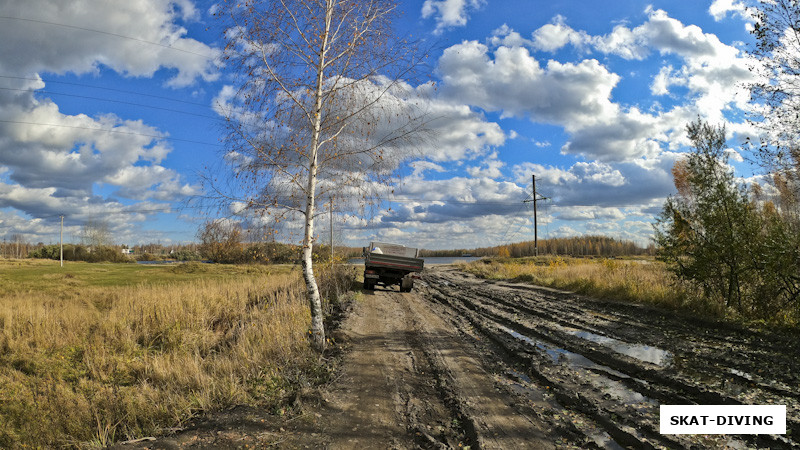 Советский грузовичок пробивается к линии фронта по привычной дороге тех лет