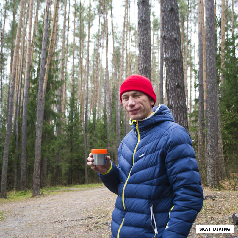 Волков Андрей, лес, красная шапка и кружка чая - Круглое озеро