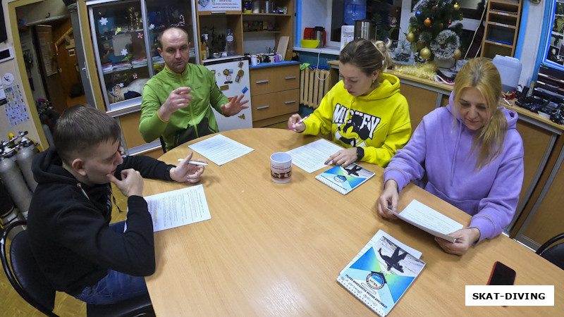 Кавказский Илья, Забалуев Сергей, Клементьева Виталия, Белова Наталья, перед началом теста
