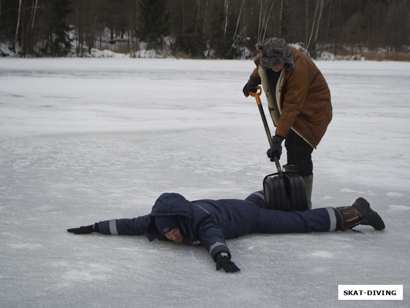 Нашли вмерзшего в лед рыбака, конечно, не бросили его в беде