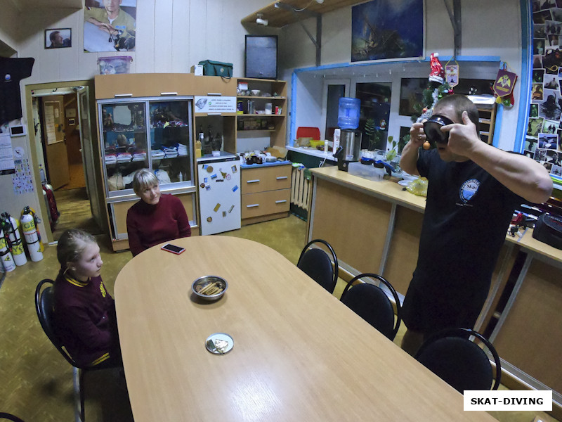 Турлачева Мария, Быченков Дмитрий, брифинг по подводной части, инструктор рассказывает как чистить маску от воды