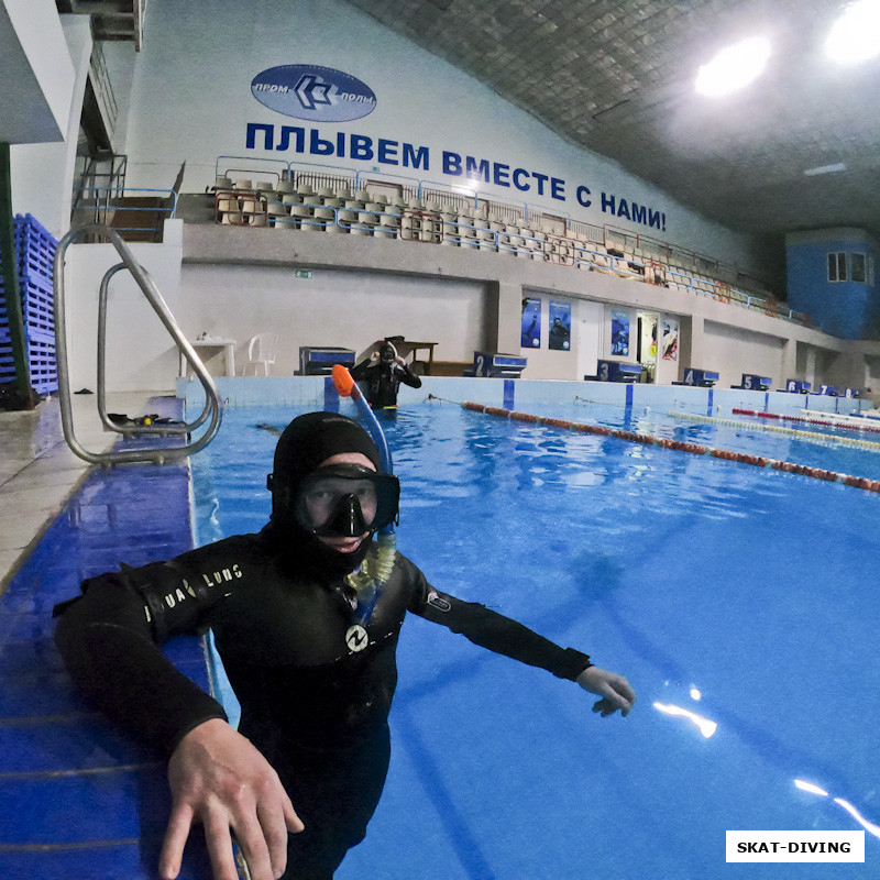 Беляков Дмитрий, в бассейне есть бортики, где можно встать и отдохнуть, на подводной охоте условия далеко не всегда будут идеальными