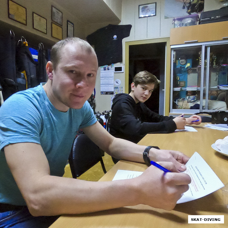 Беляков Дмитрий, Волков Михаил, а инструктор носится вокруг с камерой и не дает сосредоточиться на экзамене