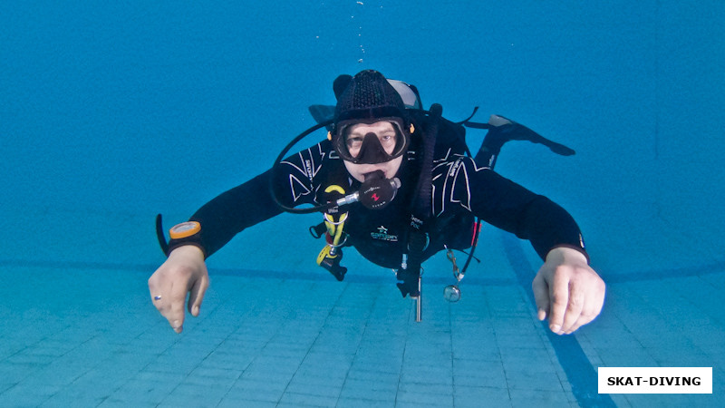 Быченков Дмитрий, инструктор "завис" в ожидании студентов под водой