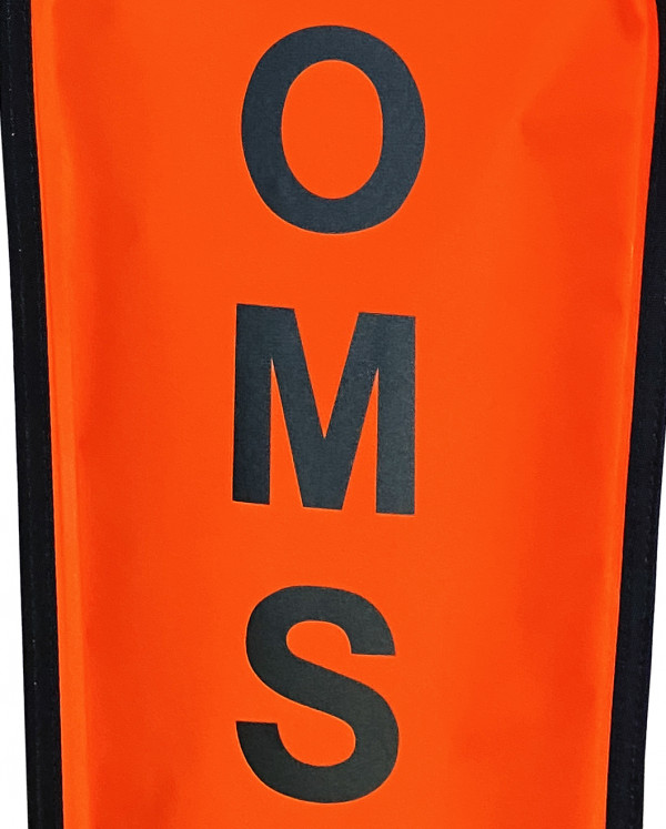 На верхней части буя расположена надпись «OMS»