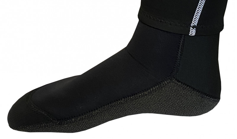 Удлиненные, плавно изогнутые линии, позволяют избежать нагрузок шва, что повышает прочность и эластичность носков