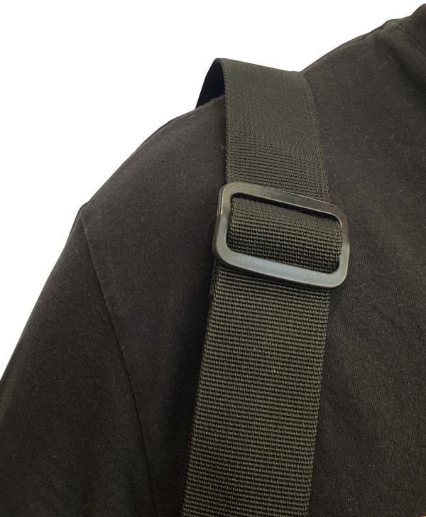 Регулируемая плечевая лямка позволит удобно носить сумку через плечо