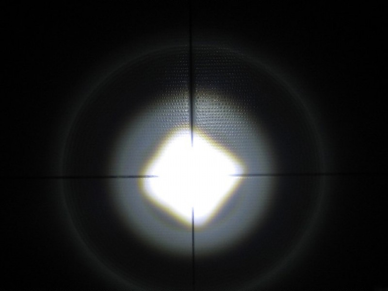 Минимальный zoom Расстояние от линзы фонаря до стены - 60см. Центральный пучок - 8см. Боковая засветка - 36см