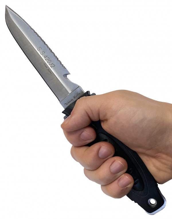 Большой ухватистый нож, удобно лежит в руке и без перчатки, и в перчатке