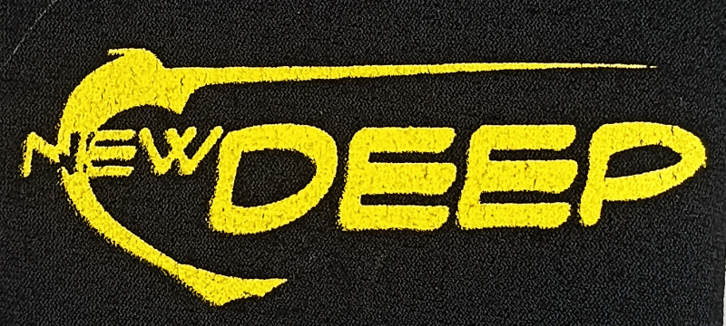 На рукавицы нанесен логотип производителя «NEW DEEP»
