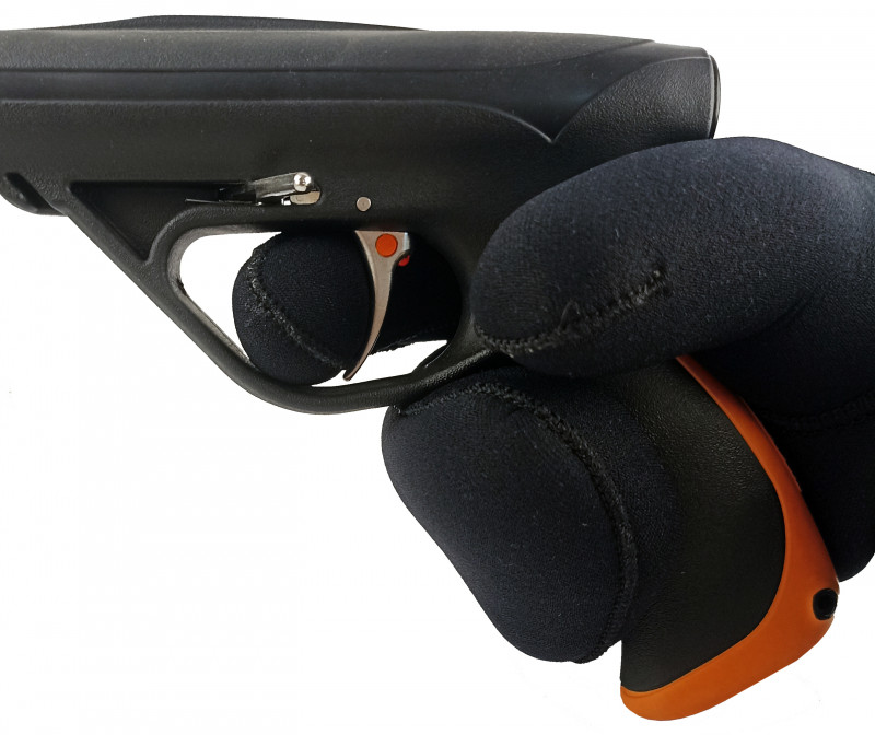 Удобный крой рукавиц позволяет указательным пальцем без затруднений нажимать на курок ружья