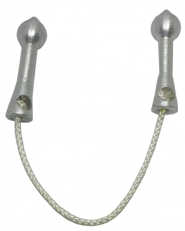Две алюминиевые бобышки, соединяем их между собой прочным линем, засовываем в тяж и получаем прочный веревочный зацеп для арбалета