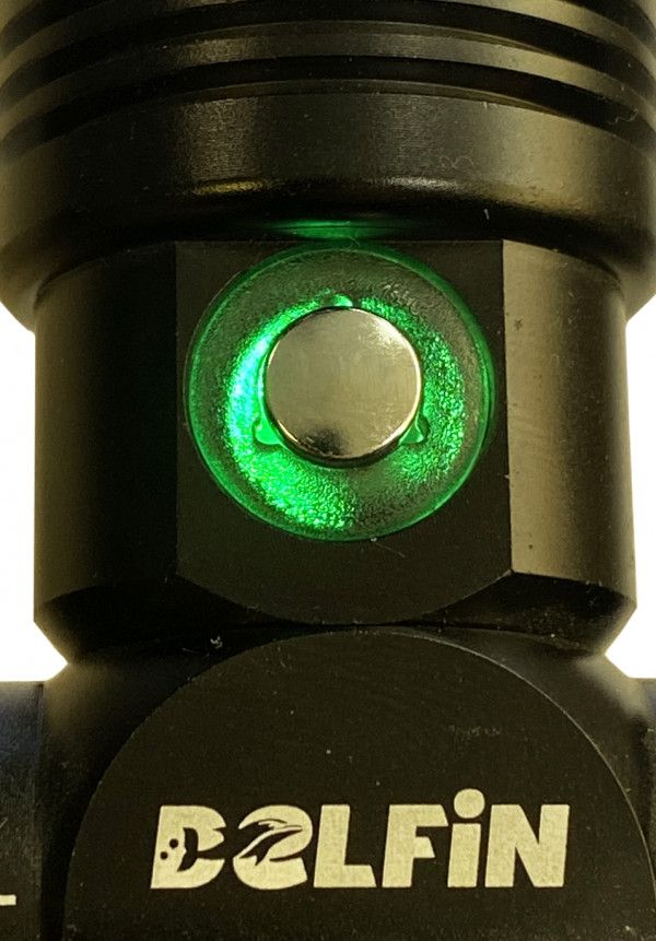 Кнопка питания с подсветкой, цветом показывающей уровень заряда