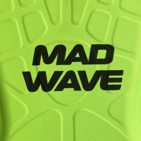 На спине жилета расположен фирменный логотип «MADWAVE»