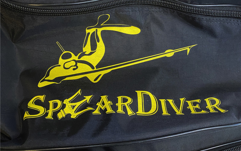 На сумке расположен фирменный логотип «SPEARDIVER»