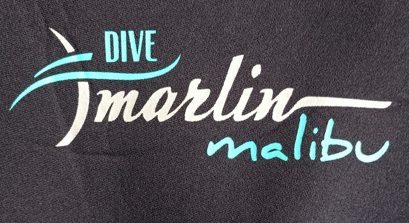 На груди симпатичная надпись «DIVE MARLIN MALIBU»