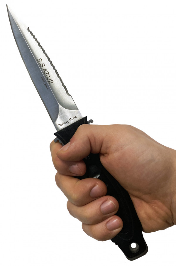 Большой ухватистый нож, удобно лежит в руке и без перчатки, и в перчатке