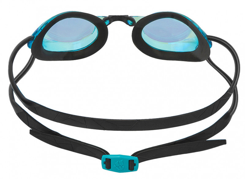 Раздвоенный ремешок удобно фиксирует очки на голове пловца