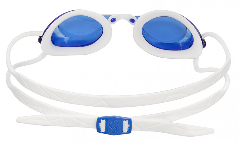 Раздвоенный ремешок удобно фиксирует очки на голове пловца