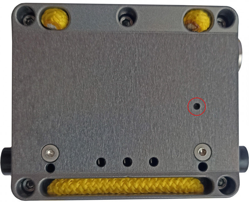 Сенсор датчика глубины на обратной поверхности корпуса (не нажимать, ничем не тыкать, это не RESET)