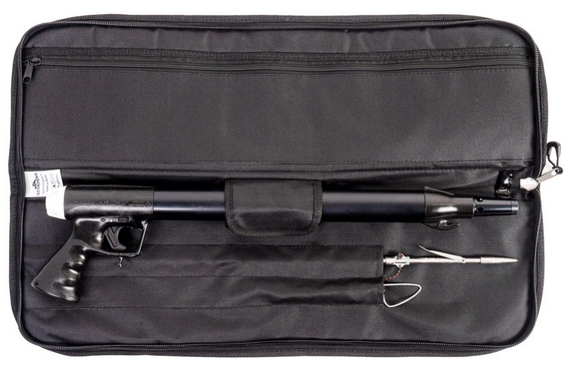 Внутри чехла предусмотрен накладной карман на молнии для аксессуаров и два отделения для запасных гарпунов. Ружье крепится с помощью застежки-липучки