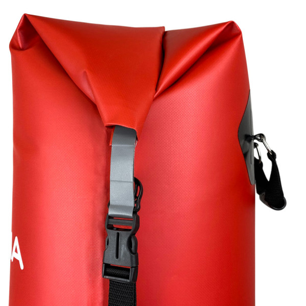 Гермомешок закрывается классической закруткой, которая позволяет легко регулировать вертикальный размер рюкзака в зависимости от степени его наполнения
