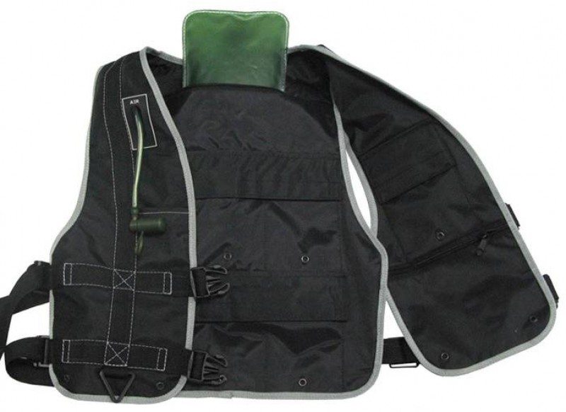 Компенсатор плавучести устанавливается в специальный карман на спине разгрузочного жилета