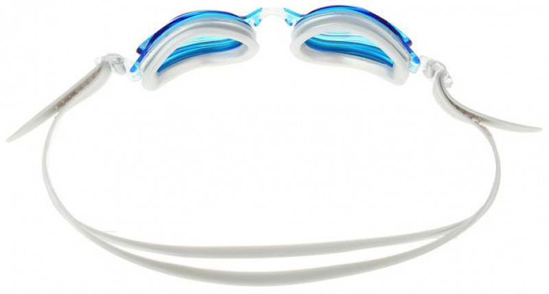Раздвоенный ремешок мягко и удобно фиксирует очки на голове пловца