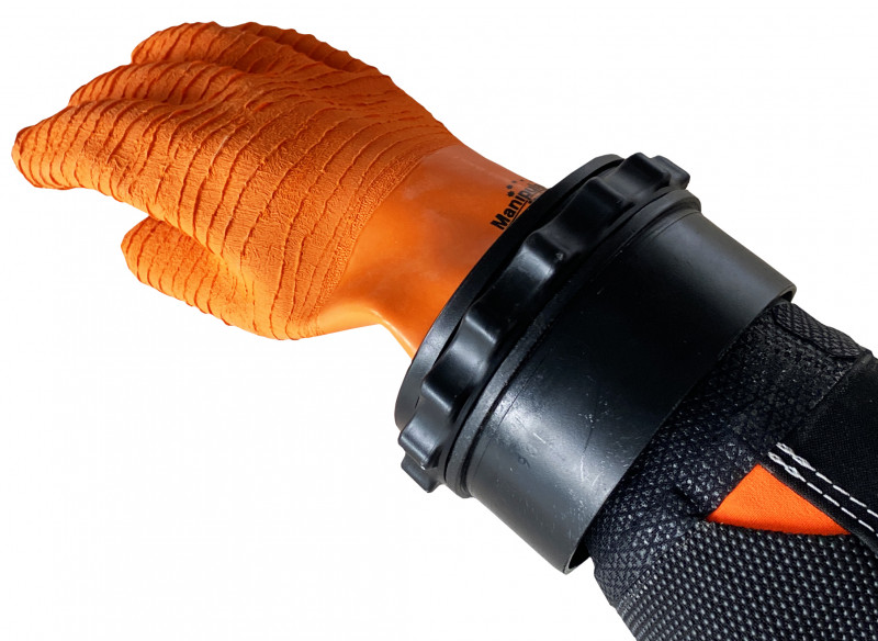 Пример установки перчатки на сухой костюм с системой колец «QUICK GLOVE»