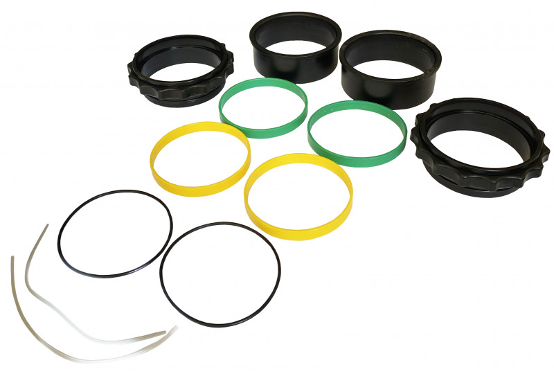 В комплекте принимающие и входящие в пазы пластиковые кольца, запасные о-ринги, трубочки для выравнивания давления, прижимные кольца разных цветов
