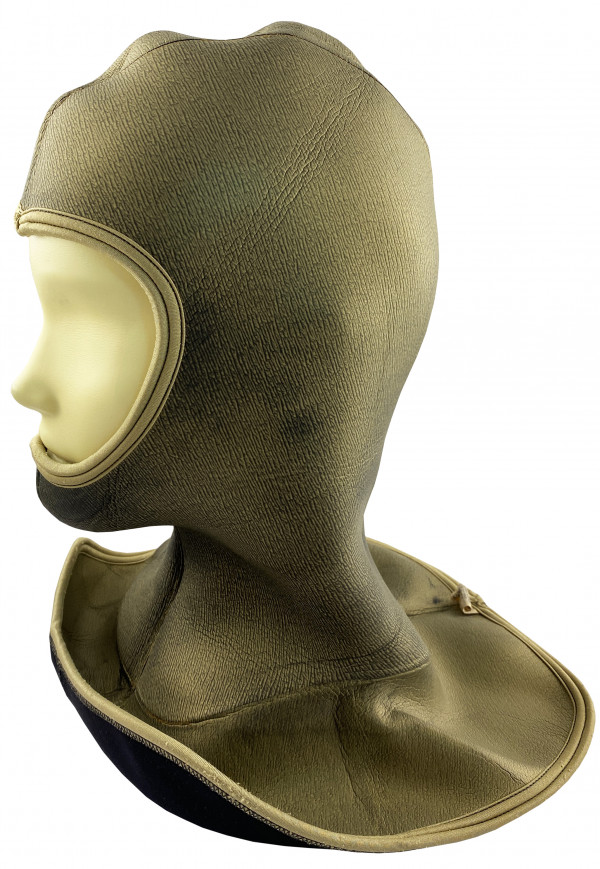 Внутри шлем выполнен из специального золотистого покрытия, которое быстро сохнет и очень приятно на ощупь