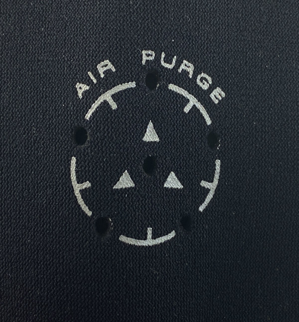Клапан сброса лишнего воздуха «AIR PURGE» на макушке