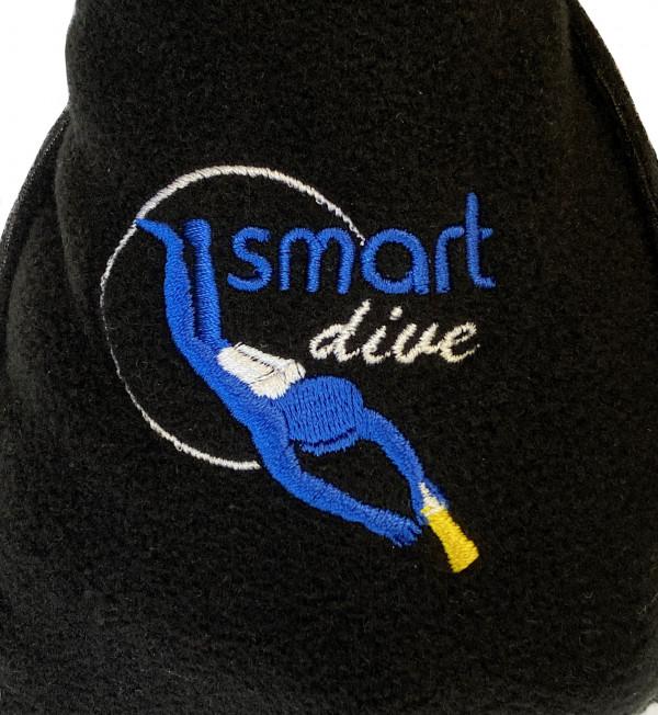 На лицевой стороне перчатки вышит фирменный логотип «SMART DIVE»