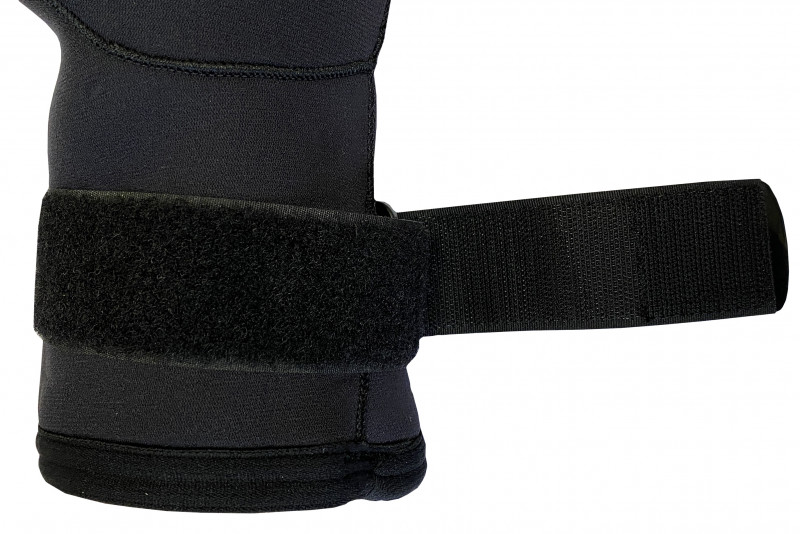 Фиксирующая широкая застежка «ВЕЛКРО» обеспечивает плотное облегание и хорошую обтюрацию поверх руки или костюма