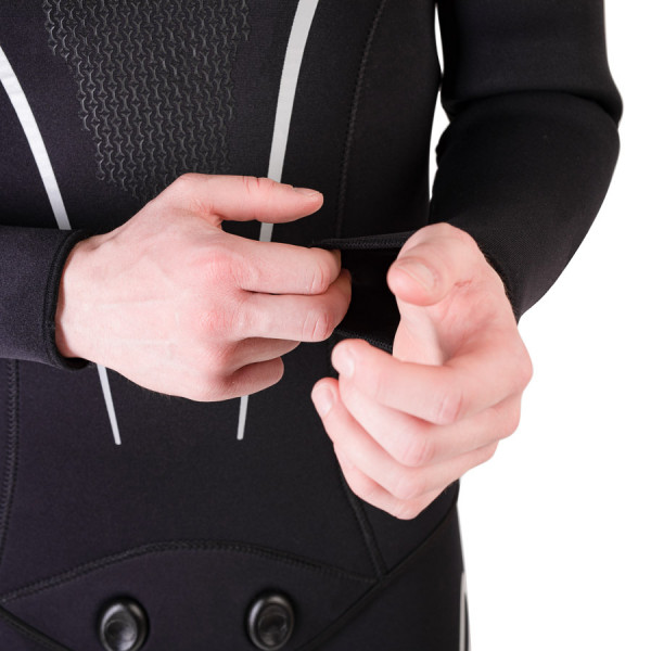 Кромки куртки и штанов обшиты лайкровой лентой, а рукава и штанины обработаны тянущимся швом «оверлок»