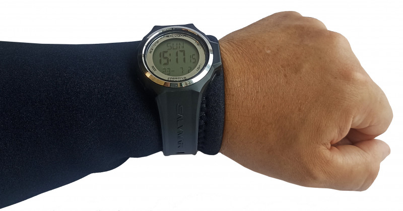 За счет спортивного дизайна наручных часов, подходит и для повседневного ношения на руке
