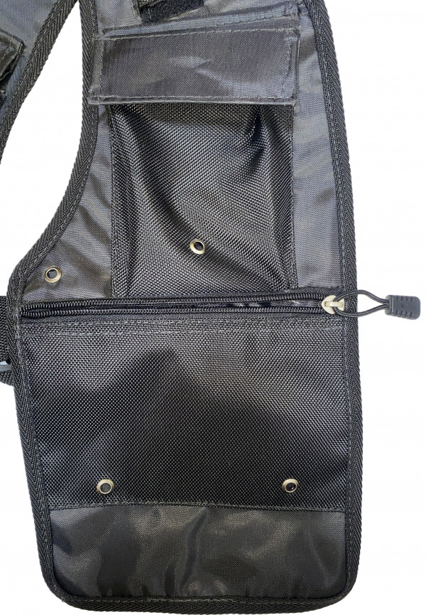 Оснащен двумя внутренними карманами на молниях для различных мелких аксессуаров