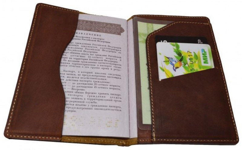 Кроме основного кармана под паспорт в обложке есть два выреза для визиток и банковских карт, а также кармашек, в котором можно хранить и другие документы