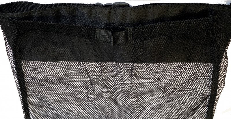 Верхняя часть сетки - на резинке, с петелькой для открывания, это делает удобным ее использование даже в толстых перчатках