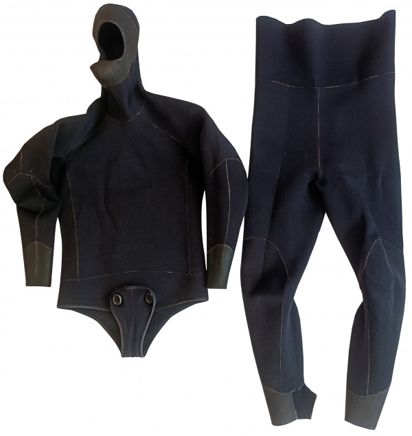 Классический костюм черного цвета для подводной охоты, снаружи и внутри отделан нейлоном
