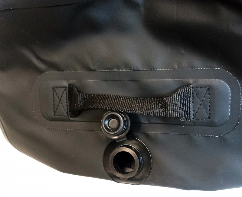 В торце сумки установлен сливной клапан для простого избавления от попавшей в сумку воды, не вынимая снаряжение
