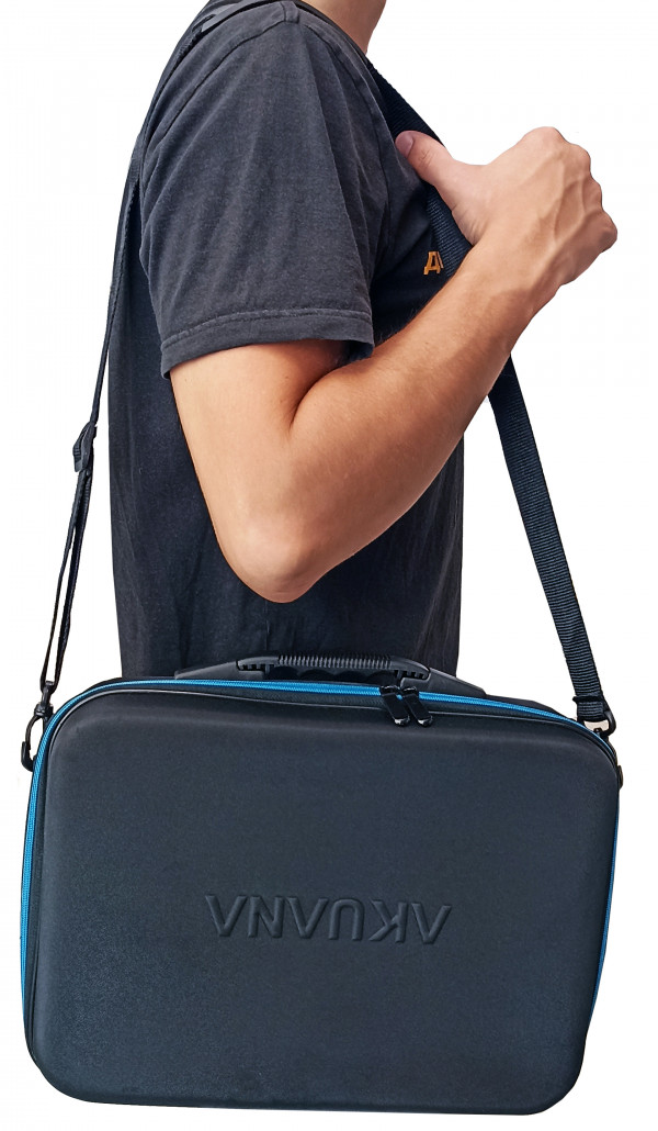 Длинный ремешок позволяет носить сумку на плече, это особенно актуально в поездках, когда руки заняты багажом
