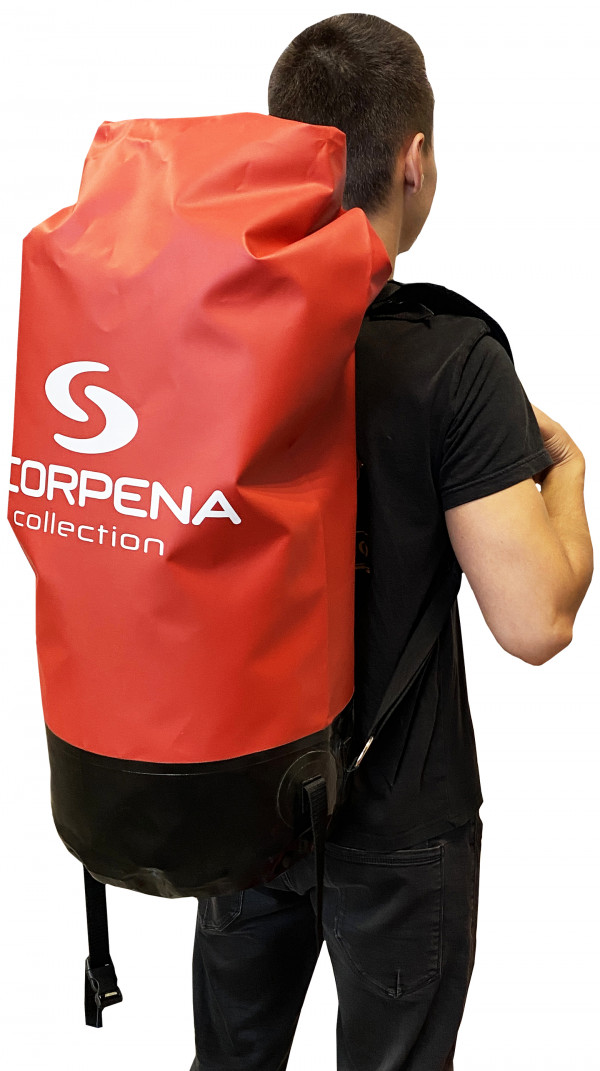 Две основные лямки позволяют носить изделие на плечах (наподобие рюкзака)