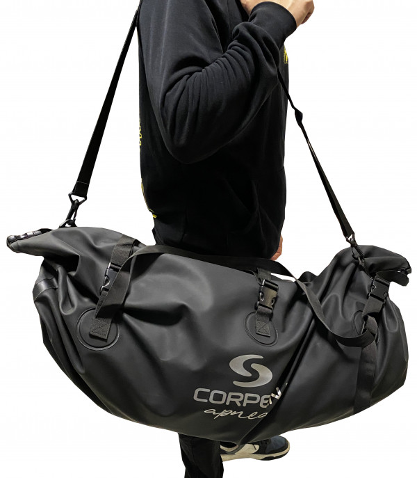 Удобный дополнительный ремешок позволяет переносить сумку на плече