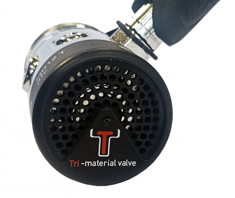 Внутри первой ступени установлен запатентованный клапан «TRI-MATERIAL»
