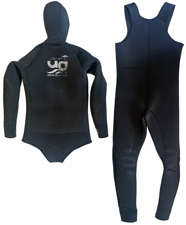 Классический костюм черного цвета для подводной охоты, снаружи отделан нейлоном