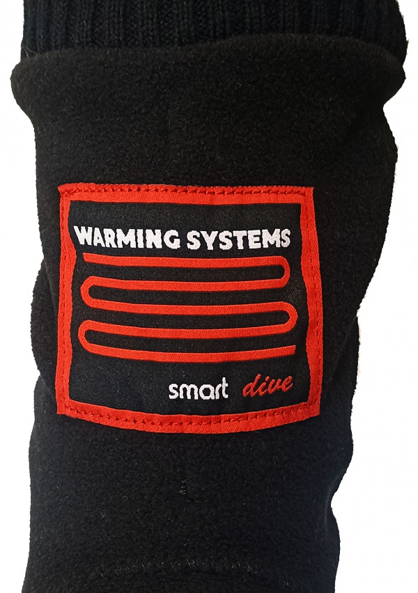 На лицевой стороне голени вышит логотип «WARMING SYSTEM» (система подогрева) «SMART DIVE»