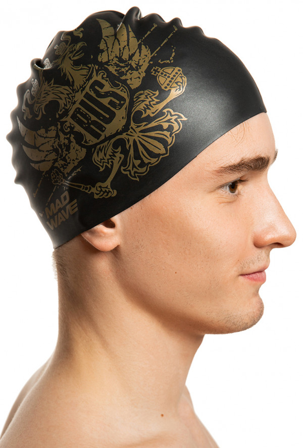 Обеспечивает безопасность во время занятий плаванием, защищая от попадания волос в глаза и под детали очков или купальника